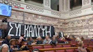 Τέμπη-Παρέμβαση «Ρουβίκωνα» στη Βουλή: «Συγκάλυψη»