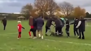 Ντροπή… Πατέρας κλώτσησε παιδάκι σε αγώνα κατηγορίας Κ-10!