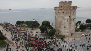Θεσσαλονίκη: Χιλιάδες συμμετέχοντες στις καρναβαλικές εκδηλώσεις (pics, vid)
