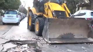 Κάλυψαν με μπουλντόζα σπασμένο αγωγό της ΕΥΔΑΠ!