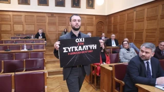 Κωνσταντίνος Φλώρος: «Όχι στη συγκάλυψη»-Το πανό μέσα στη Βουλή για τα Τέμπη