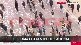 Σύνταγμα: Σήκωσαν τα χέρια τους για να τους αφήσουν οι αστυνομικοί