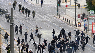 Επεισόδια στην Αθήνα: Κουκουλοφόροι πέταξαν από το μηχανάκι αστυνομικό