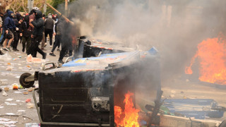 Συλλαλητήριο για τα Τέμπη-Αθήνα: Επίθεση με μολότοφ στη Βουλή