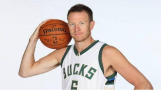 Συνεχίζει    στους    Μιλγουόκι   Μπακς ο Στιβ Νόβακ