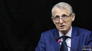 Δεν κάνει πίσω ο                        Γκιρτζίκης