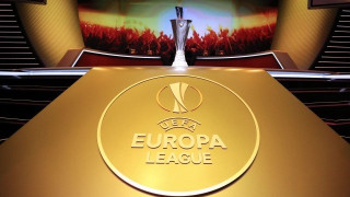 Η λάμψη λιγοστή,  η ευκαιρία                 μεγάλη
