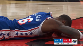 Σίξερς: Ο Λόνι Ουόκερ επέσε στο παρκέ με το κεφάλι