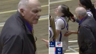 Απολύθηκε προπονητής ομάδας λυκείου επειδή τράβηξε παίκτρια από τα μαλλιά