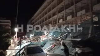 Σκαλωσιά κατέρρευσε σε ξενοδοχείο στη Ρόδο και διέλυσε πάνω από 20 αυτοκίνητα