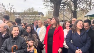 Κωνσταντοπούλου: Αγνόησε Υφυπουργό και κάθισε με τον κόσμο στην παρέλαση