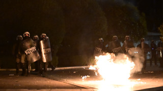 Εξάρχεια: Πετροπόλεμος έξω από τα γραφεία του ΠΑΣΟΚ-Τραυματίστηκε αστυνομικός