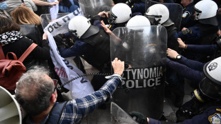 Πανεκπαιδευτικό συλλαλητήριo: Ένταση και επεισόδια στο Μαξίμου