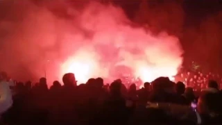 Αποθέωση για τους παίκτες του ΟΦΗ: Μηχανοκίνητη πορεία οπαδών στο ξενοδοχείο