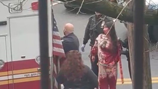 Άνδρας επιτέθηκε με μπαλτά σε παιδιά στη Νέα Υόρκη!