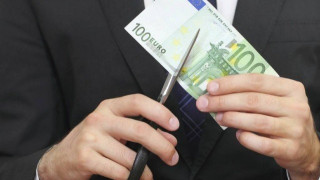 Μείωση  μισθών  και  πάγωμα  προσλήψεων  ζητά  η  τρόικα