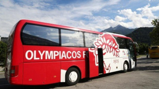 Επίθεση με πέτρες στο λεωφορείο του Ολυμπιακού, έσπασαν τζάμια