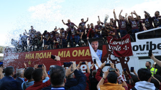 «Καίγεται» η Λάρισα για την άνοδο της ΑΕΛ: Πάρτι και αποθέωση στην κεντρική πλατεία