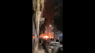 Δακρυγόνα και μολότοφ στα Εξάρχεια - Κάηκαν σταθμευμένα οχήματα