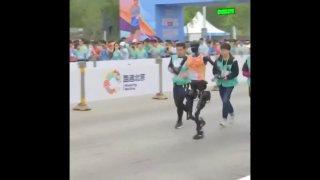 Κίνα: Γεγονός ο πρώτος μαραθώνιος ανθρώπων και... ρομπότ
