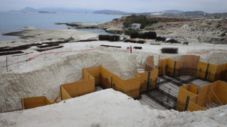 Εικόνες ντροπής στο Σαρακήνικο Μήλου: Πώς είναι σήμερα ο βράχος που έσκαψαν για να χτίσουν ξενοδοχείο