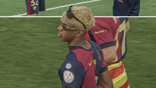 «Δεν τους βλέπει» ο Γιαμάλ: Πανηγύρισε το Κύπελλο με... διπλά γυαλιά ηλίου!