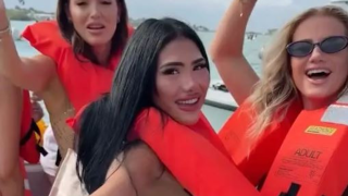 Ναυάγησαν ημίγυμνα μοντέλα σε πολυτελές γιοτ!