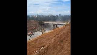 Θεσσαλονίκη: Η στιγμή της κατεδάφισης της γέφυρας Περραιβού