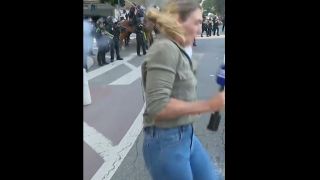 Λος Άντζελες: Ρεπόρτερ «τρώει» σε live σφαίρα από αστυνομικό