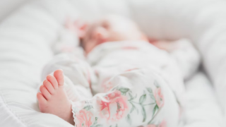 Θεσσαλονίκη: Ζευγάρι κοιμόταν με το 11 μηνών μωρό του... ξεχασμένο στο μπαλκόνι