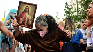 Σόου της Ελένης Λουκά στο Athens Pride: Εισέβαλε στην «παρέλαση» με μια εικόνα του Ιησού