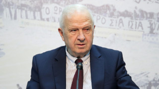 Μ’ έναν σμπάρο… Τρία τρυγόνια! Έργο Θανάση Κατσαρή. Χριτς, χρατς…