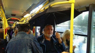 Απίστευτος Θεσσαλονικιός ανοίγει ομπρέλα μέσα σε λεωφορείο