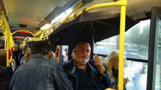 Άνοιξαν ομπρέλες μέσα σε λεωφορείο  του ΟΑΣΘ ( pics)