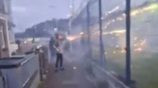 Χάος στη Βόρεια Ιρλανδία: Κουκουλοφόροι πέταξαν καπνογόνα με εκτοξευτή (vid)