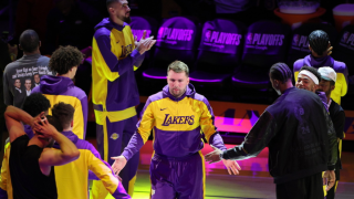 Ο Λούκα Ντόντσιτς πέτυχε «χλατσωτό» τρίποντο καθιστός