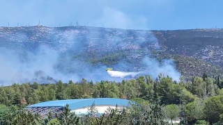 Πυρκαγιά στους πρόποδες του Υμηττού: Ρίψεις νερού πάνω από του Ζωγράφου
