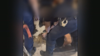 Αστυνομικός κλώτσησε διαδηλωτή-Για διαθεσιμότητα και σύλληψη κάνει λόγο η ΕΛΑΣ