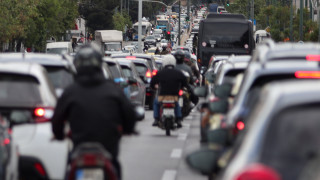 Θεσσαλονίκη: «Δαγκάνες» σε δεκάδες οχήματα για παράνομη στάθμευση