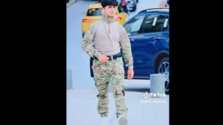 Αθήνα: «Καμπανάκι» μετά τις... βόλτες Αφγανών με στρατιωτικές στολές