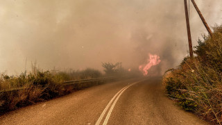 Ανεξέλεγκτη η φωτιά στη Βρυσούλα Πρεβέζης-Σε ύφεση τα μέτωπα σε Κερατέα και Χελιδόνι