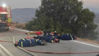 Φωτιά-Χίος: Εξαντλημένοι πυροσβέστες πεσμένοι τη μέση του δρόμου από την κούραση