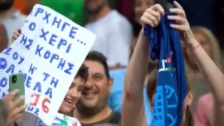 Πιτσιρικάς προς Παπανικολάου: «Το χέρι της κόρης σου ή τη φανέλα σου»