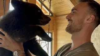 Στιγμές χαλάρωσης με ένα... αρκουδάκι για τον Μιλουτίνοβ