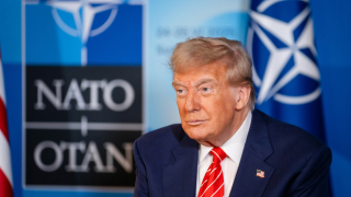 Αινιγματικός Τραμπ και στο βάθος... Γη: «Τίποτα δεν μπορεί να το σταματήσει»