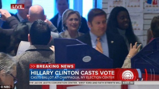 Ψήφισε η Χίλαρι συγκινημένη, ενώ την κρατούσε ο Μπιλ Κλίντον (ΦΩΤΟ)