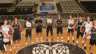 Κορίτσια σε ασπρόμαυρο                        φόντο!