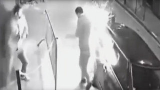 Εξερράγη το ηλεκτρονικό του τσιγάρο και πήρε φωτιά (video)