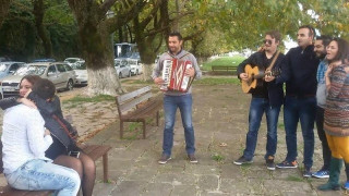 Η πρόταση γάμου στα Γιάννενα που συγκίνησε όλο το διαδίκτυο (ΒΙΝΤΕΟ)