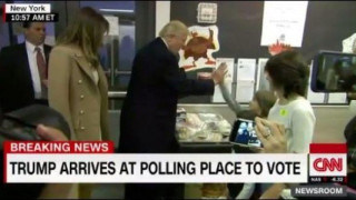 Εν μέσω αποδοκιμασιών & χειροκροτημάτων ψήφισε ο Τραμπ (ΒΙΝΤΕΟ)